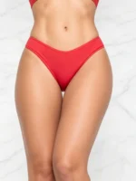 Panty tipo brasilera en encaje rojo frente